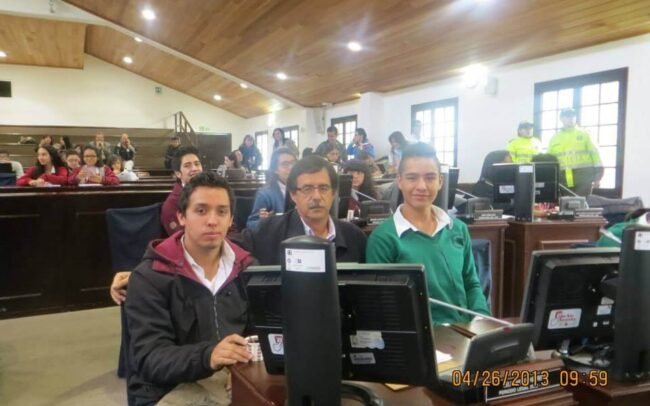 fotografía concejal con estudiantes en el concejo de Bogotá