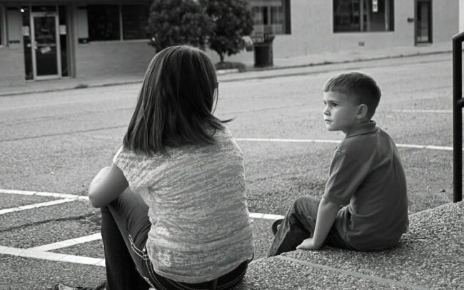 fotografía blanco y negro de dos niños mirándose
