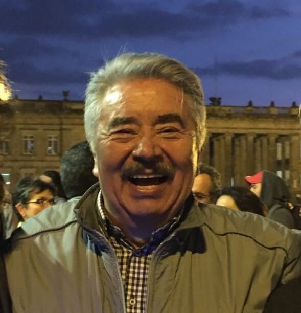 fotografia señor primer plano, sonriendo en la plaza de bolivar en Bogotá