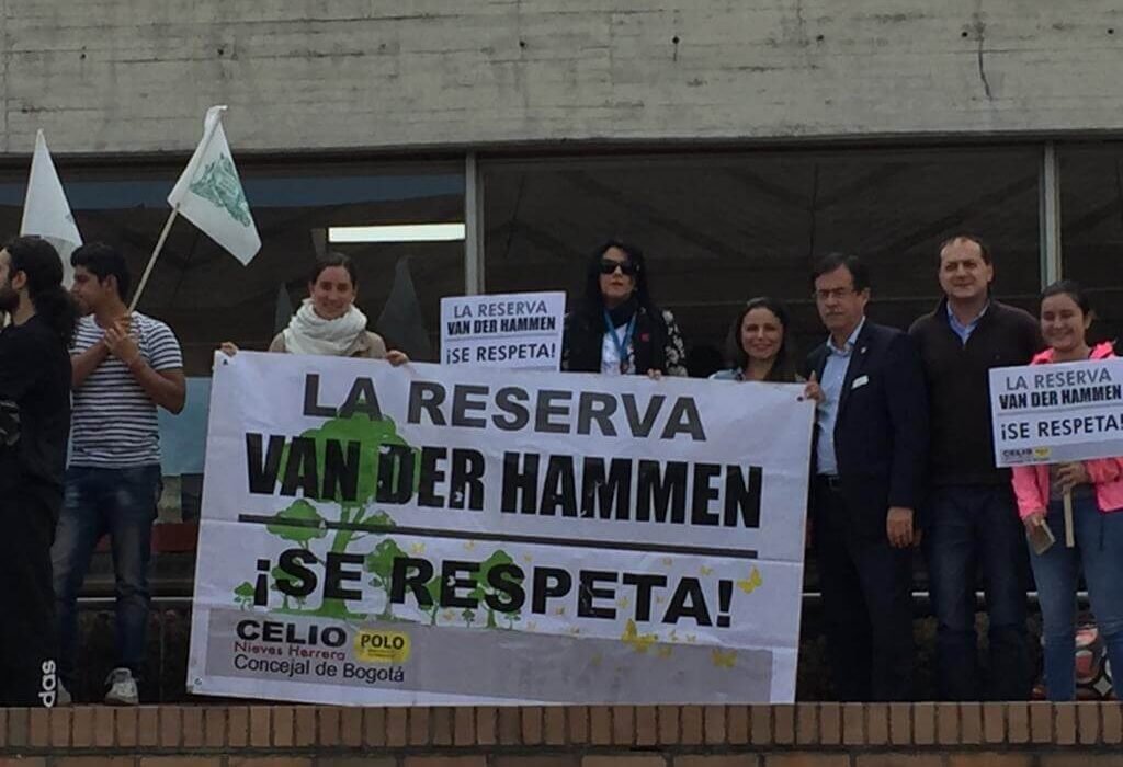 Equipo del concejal con una letrero que dice: La reserva VAN DER HAMMEN ¡SE RESPETA!