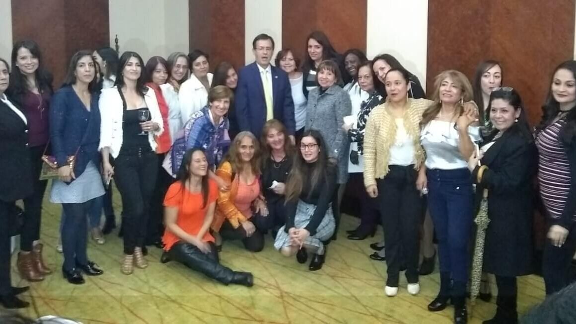 Concejal y mujeres en el concejo de Bogotá