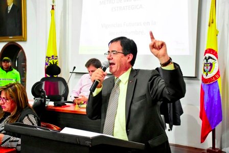 Concejal Celio hablando en el concejo de Bogotá