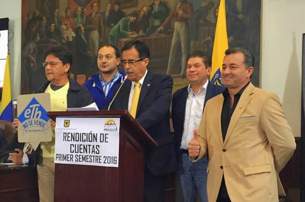 Concejo de Bogotá con un letrero en el atril que dice: Rendición de cuentas