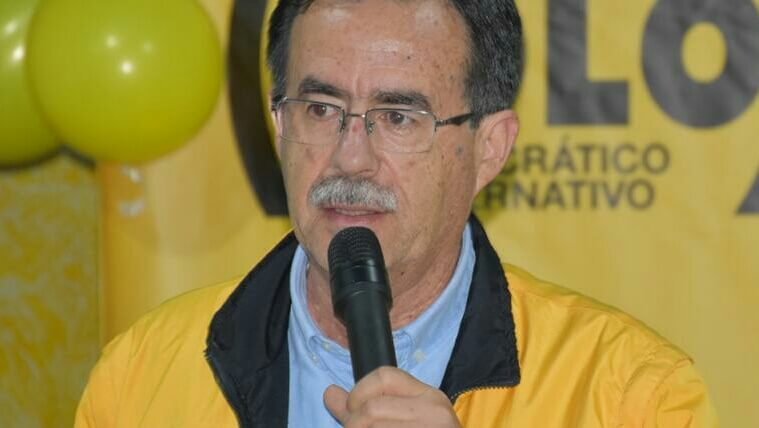 Concejal Celio Nieves hablando por micrófono