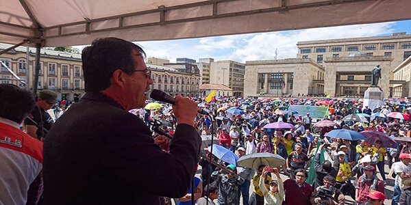 Concejal Celio hablando en la plaza de bolivar