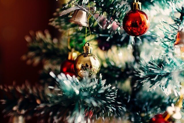 árbol de navidad con decoración roja y amarilla