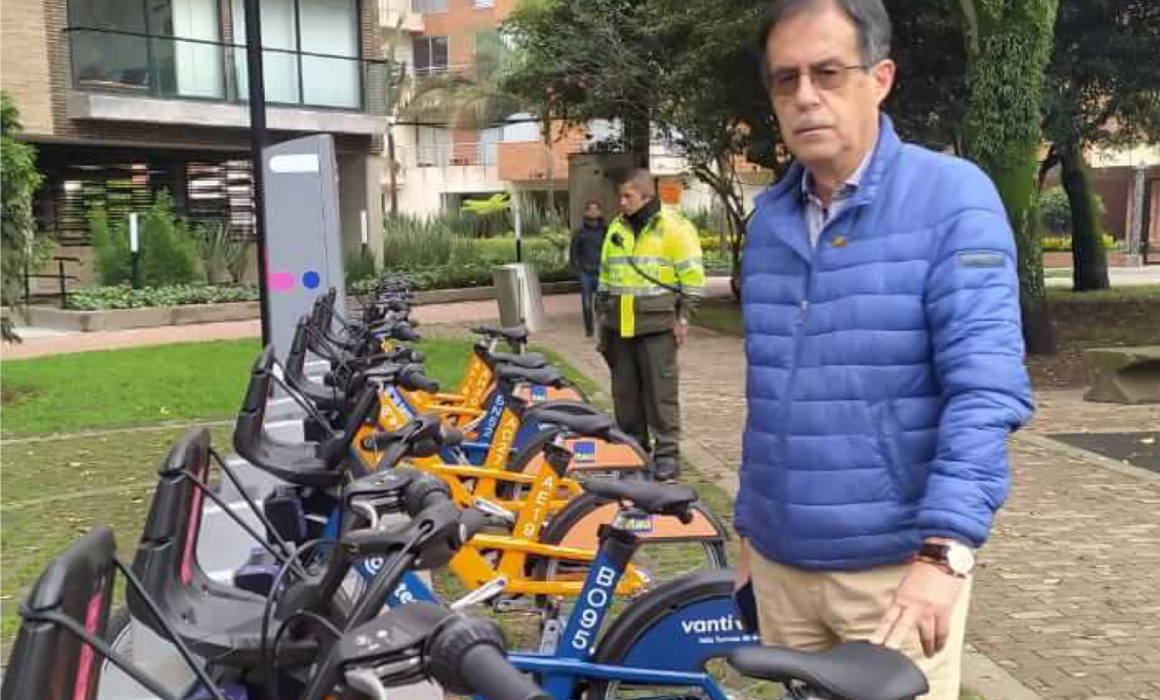 Concejal Celio al lado de las bicicletas en sus estaciones