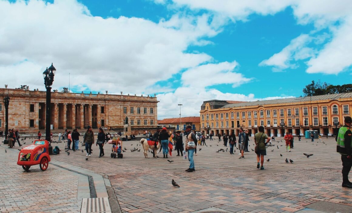 Plaza de Bolívar con personas
