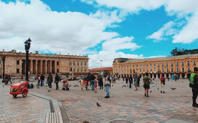 Plaza de Bolívar con personas
