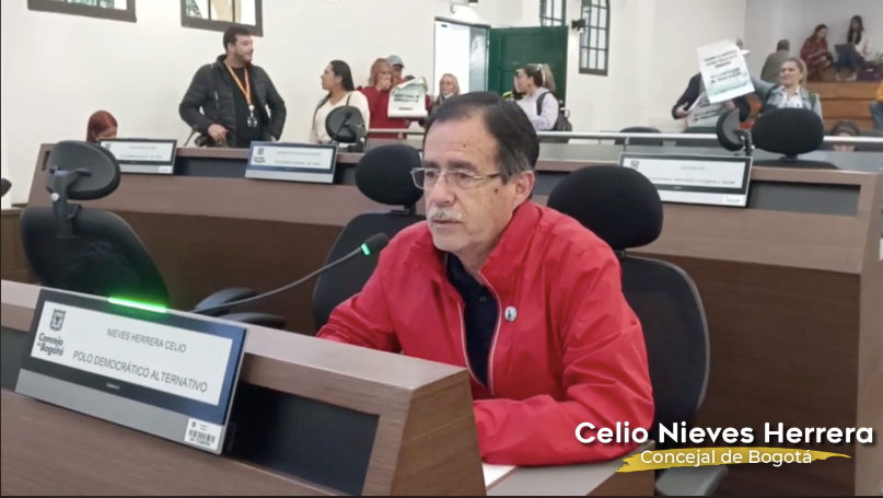 Concejal Celio con chaqueta roja en el recinto del concejo