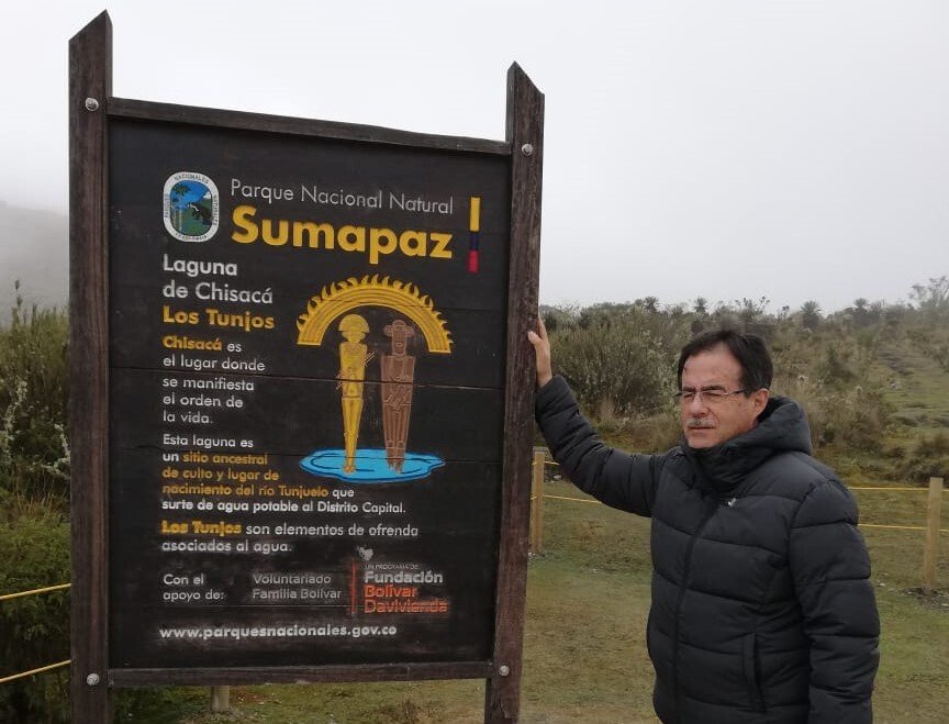 Concejal en el páramo de Sumapaz al lado de un letrero informativo