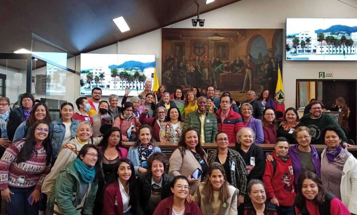 Concejal Celio junto a mujeres de colectivos de mujeres en el recinto