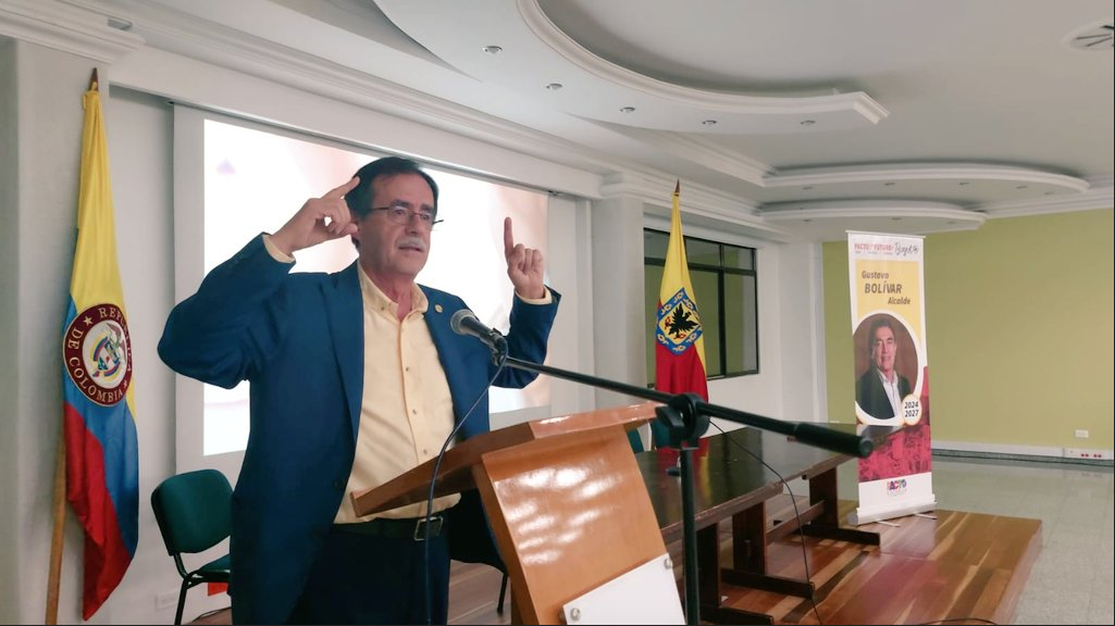 Concejal Celio Nieves Herrera en atril dando un discurso